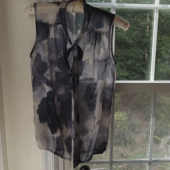 New York & Company Black and Gray Floral Blouse - Picture 4 of 6